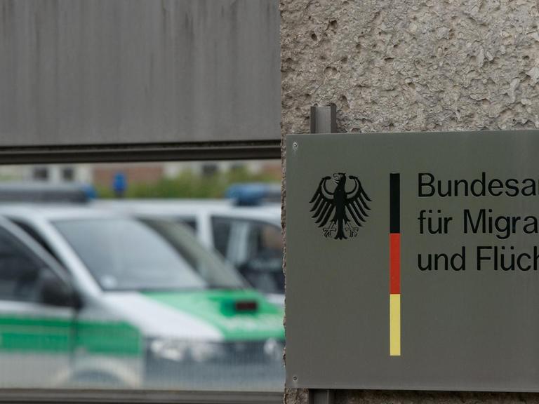 Ein Schild mit der Aufschrift "Bundesamt für Migration und Flüchtlinge", aufgenommen am 17.08.2015 in Nürnberg (Bayern) bei einer Kundgebung von Flüchtlingen vor dem Bundesamt für Migration und Flüchtlinge (BAMF).