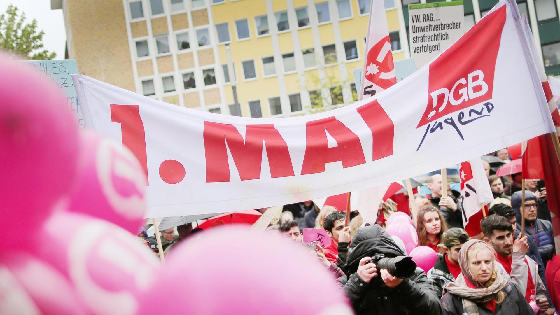 Ein Banner "1. Mai DGB-Jugend" ist bei der zentralen Mai-Kundgebung des Deutschen Gewerkschaftsbundes (DGB) 2017 zu sehen. Am 1. Mai finden zahlreiche Aktionen virtuell im Internet statt. Ein Banner "1. Mai DGB-Jugend" ist bei der zentralen Mai-Kundgebung des Deutschen Gewerkschaftsbundes (DGB) 2017 zu sehen. Am 1. Mai finden zahlreiche Aktionen virtuell im Internet statt.