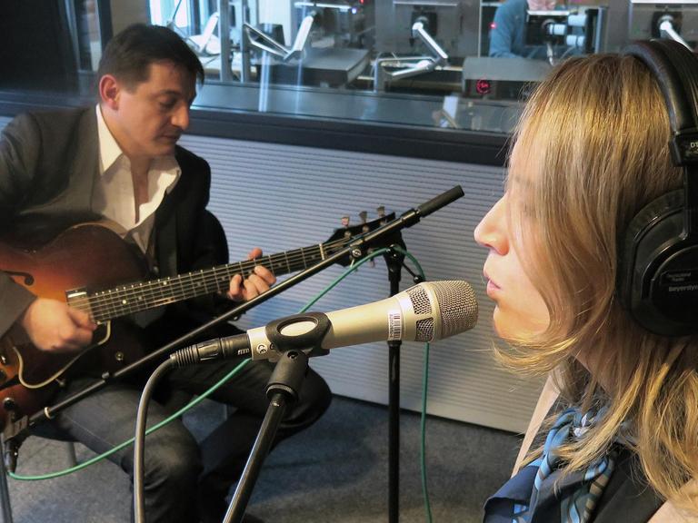 Die Jazz-Sängerin Sarah McKenzie und Gitarristen Jo Caleb im Studio 1 von Deutschlandradio Kultur