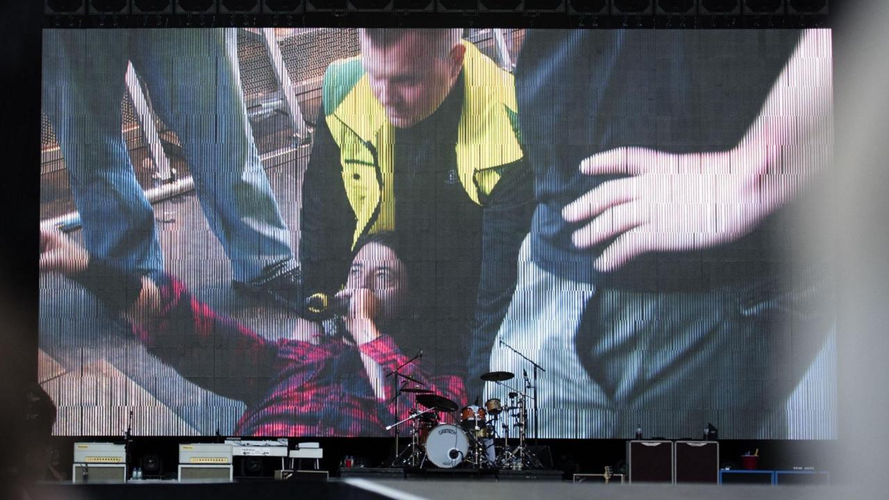 Dave Grohl von den Foo Fighters brach sich bei einem Konzert in Göteborg das Bein (12.06.2015)
