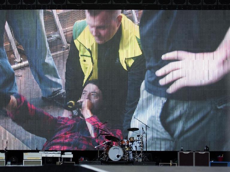 Dave Grohl von den Foo Fighters brach sich bei einem Konzert in Göteborg das Bein (12.06.2015)