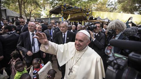 Papst Franziskus bei dem Besuch eines Flüchtlingscamps in Bangui, Hauptstadt der Zentralafrikanischen Republik.