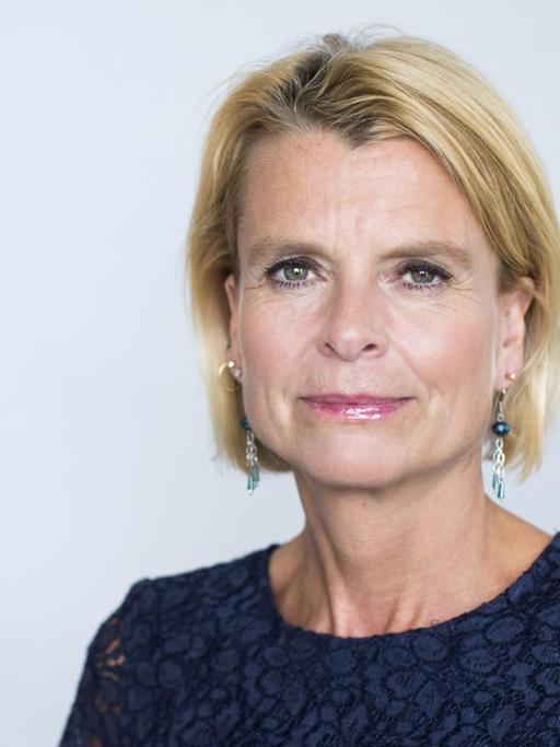 Åsa Regnér schaut auf ihrem offiziellen Regierungsbild konzentriert in die Kamera