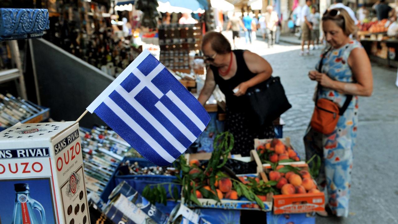 Eine der Reformen: die Griechen müssen mehr Mehrwertsteuer bezahlen. Zwei Frauen stehen vor einem Obststand.