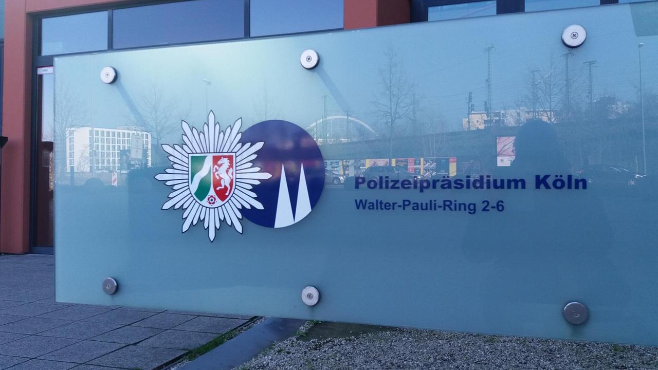 Vor dem Kölner Polizeipräsidium im Stadtteil Kalk.