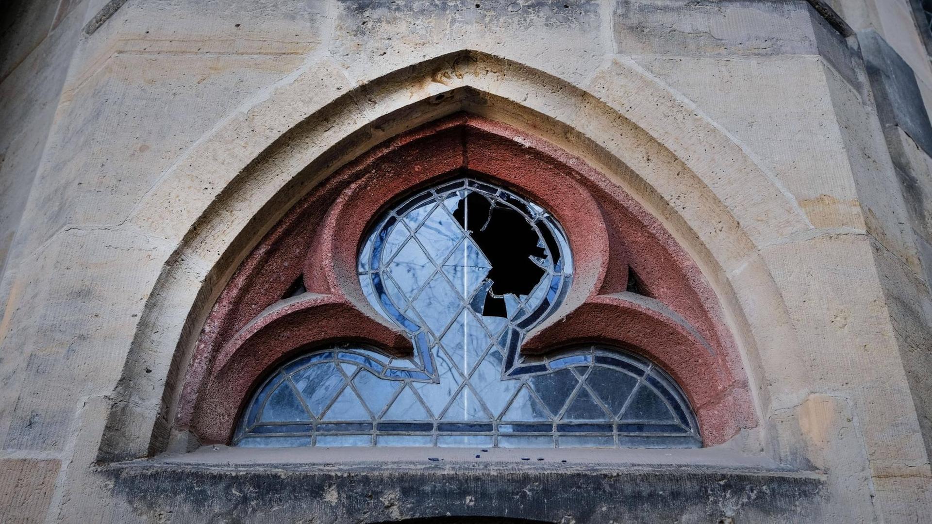 Eingeworfene Scheiben der Leipziger Thomaskirche