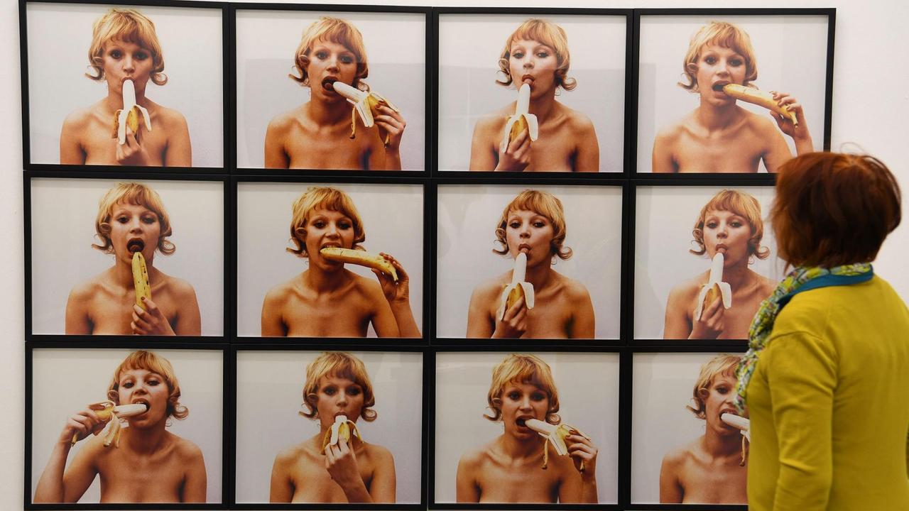 Eine Besucherin schaut sich im Museum Weserburg eine Serie von 12 Farbfotografien der polnischen Künstlerin Natalia LL "Consumptive Art" von 1973 an.