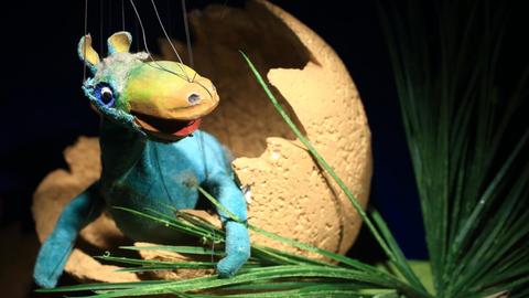 Die Marionette Urmel schlüpft aus einem Ei. Aufgenommen am 13.11.2014 in der Ausstellung zur Augsburger Puppenkiste im Puppentheater in Magdeburg (Sachsen-Anhalt).