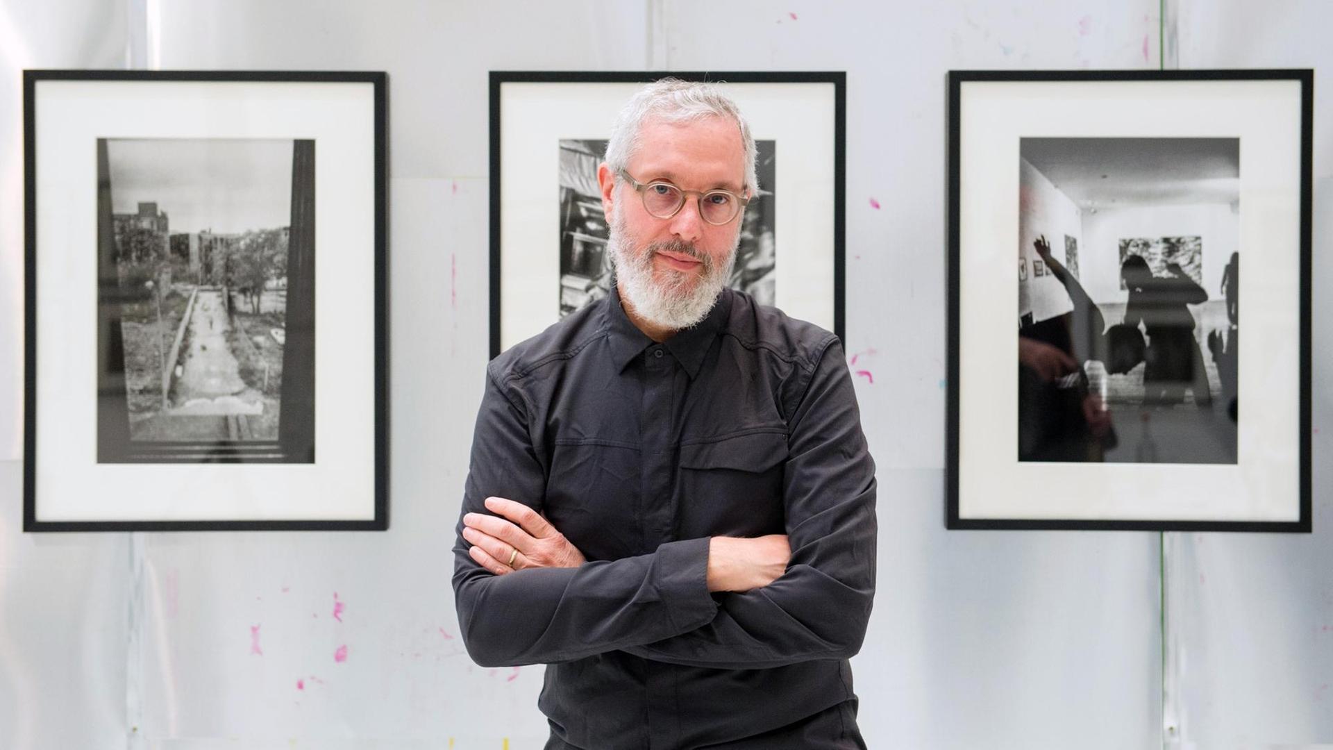 Der amerikanische Fotograf Ken Schles posiert im "Haus der Photographie" in den Deichtorhallen vor seinen Bildern.