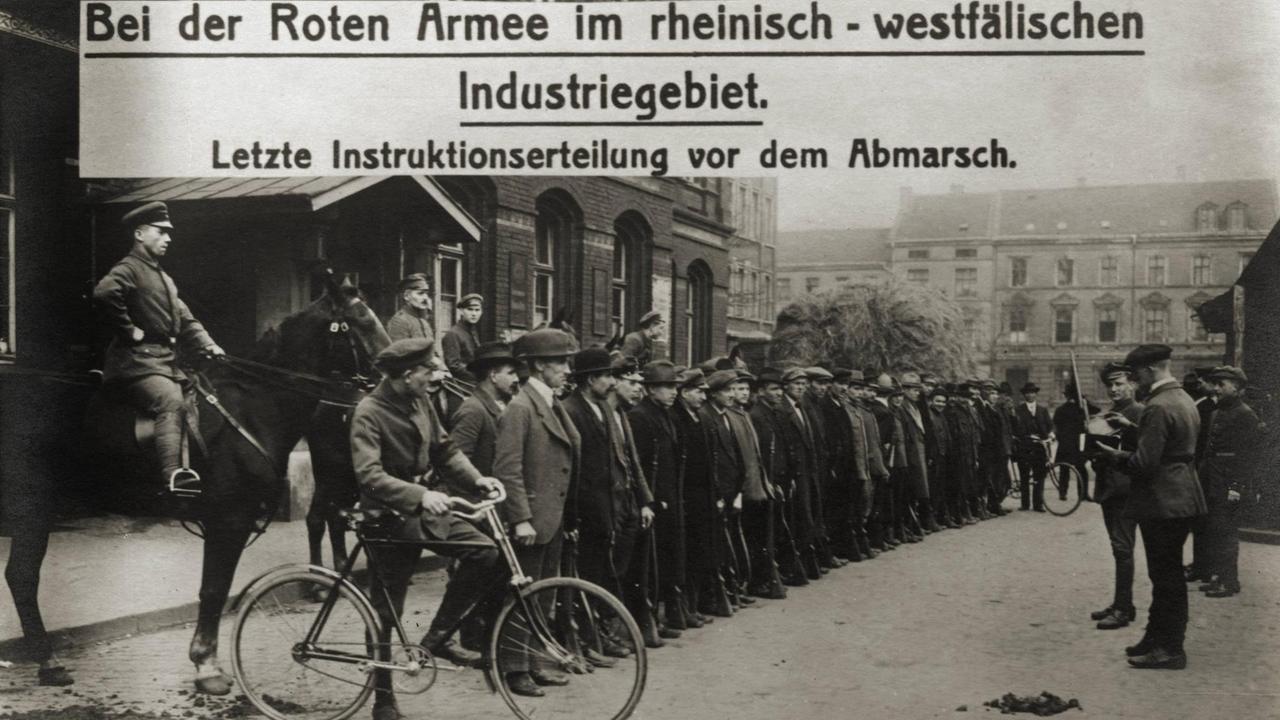 Kämpfe im Ruhrgebiet 15. März bis 10.
Mai 1920 (Die Rote Armee der Arbeiter kämpft gegen hereinstoßende Freikorps). Instruktionserteilung vor dem Abmarsch der Roten Armee.

Foto. |