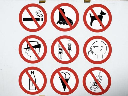 Verbotsschild vor dem Dom zu St. Jakob, Innsbruck, Tirol, Österreich, Europa | Verwendung weltweit, Keine Weitergabe an Wiederverkäufer.