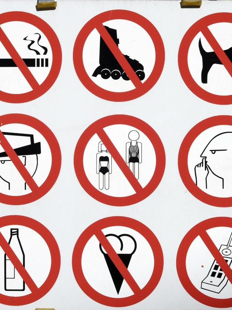 Verbotsschild vor dem Dom zu St. Jakob, Innsbruck, Tirol, Österreich, Europa | Verwendung weltweit, Keine Weitergabe an Wiederverkäufer.