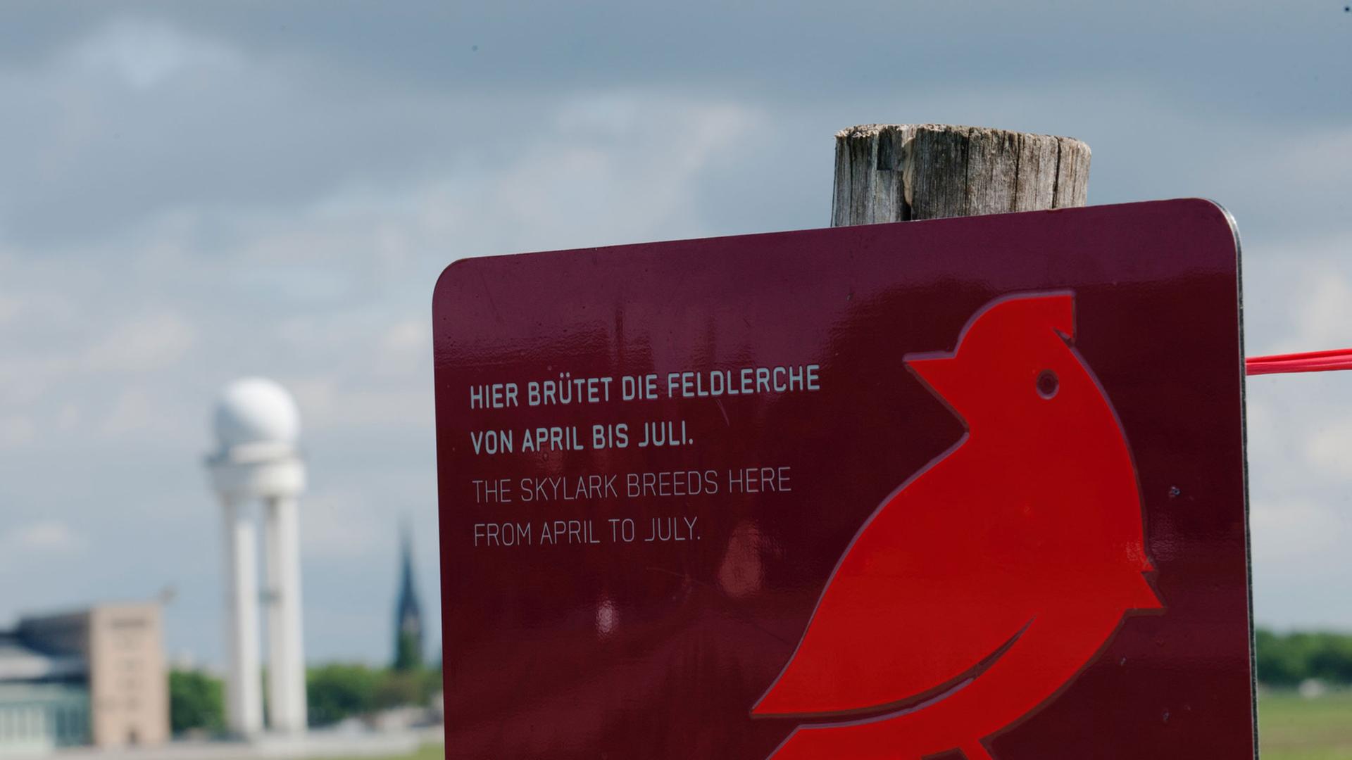 Das Schild "Hier brütet die Feldlerche von April bis Juli." steht am 13.05.2014 in Berlin auf dem Tempelhofer Feld.