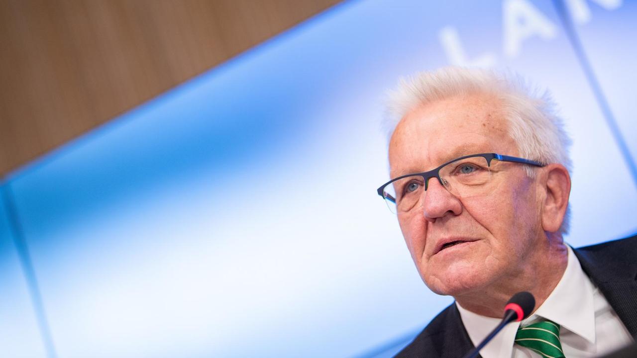 12.09.2019, Stuttgart: Winfried Kretschmann (Bündnis 90/Die Grünen), Ministerpräsident von Baden-Württemberg, nimmt an einer Pressekonferenz von Bündnis 90 / Die Grünen in Baden-Württemberg teil. Kretschmann hat seine Kandidatur für die Landtagswahl 2021 bekannt gegeben. 