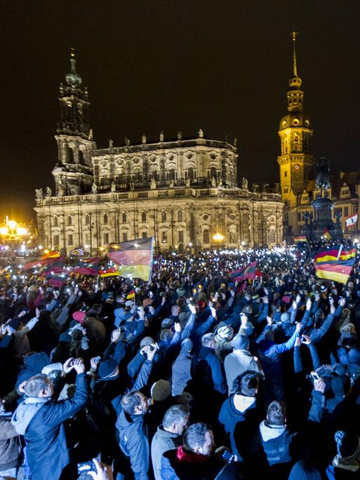 Teilnehmer einer Demonstration des Bündnisses Patriotischer Europäer gegen Islamisierung des Abendlandes (Pegida) sind am Montagabend (22.12.14) auf dem Theaterplatz in Dresden versammelt.