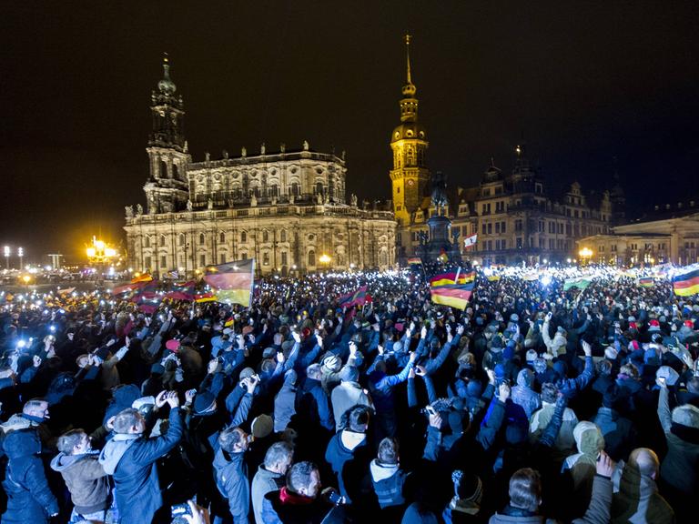 Teilnehmer einer Demonstration des Bündnisses Patriotischer Europäer gegen Islamisierung des Abendlandes (Pegida) sind am Montagabend (22.12.14) auf dem Theaterplatz in Dresden versammelt.