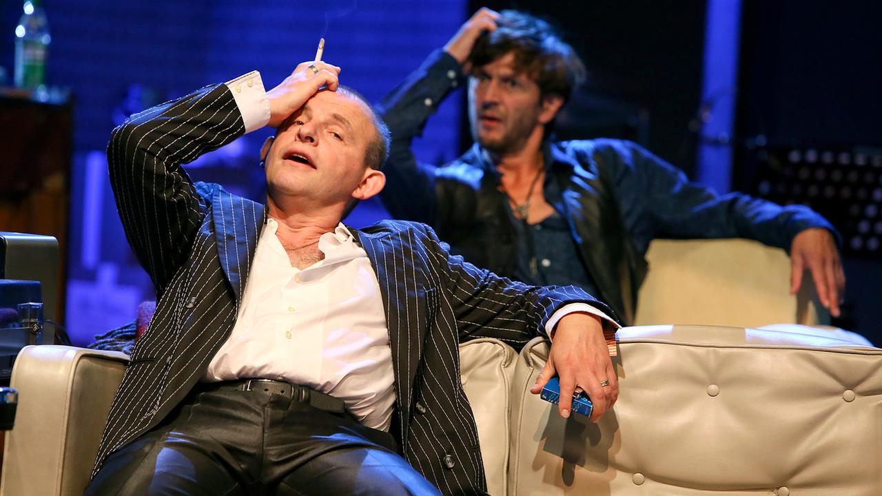 Dominique Horwitz (vorn, als Serge Gainsbourg) und Jürgen Sarkiss in "Moi non plus" im Theater Oberhausen