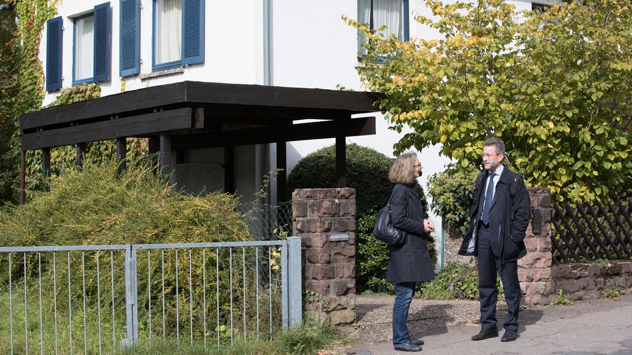 Wolfgang Huber mit Liane von Billerbeck vor seinem ehemaligen Wohnhaus in Ziegelhausen, einem Stadtteil von Heidelberg
