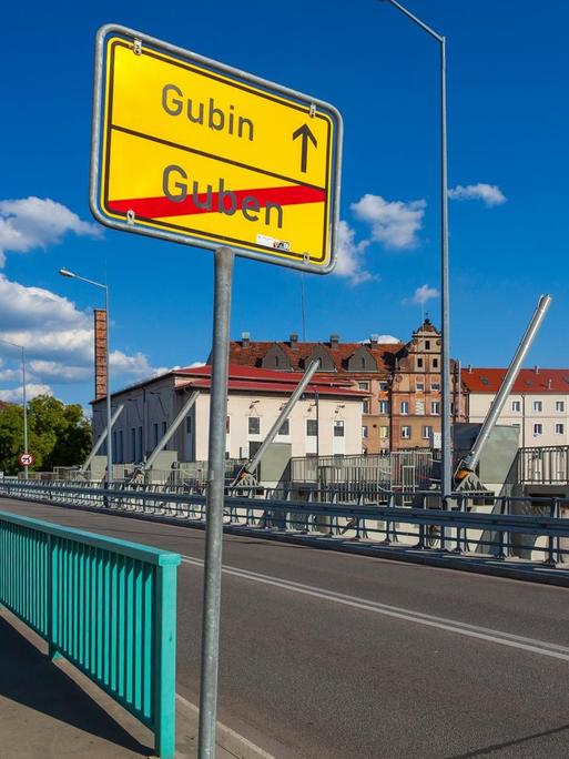 Blick auf den Grenzfluss Neisse zwischen Guben (Deutschland) und Gubin (Polen).