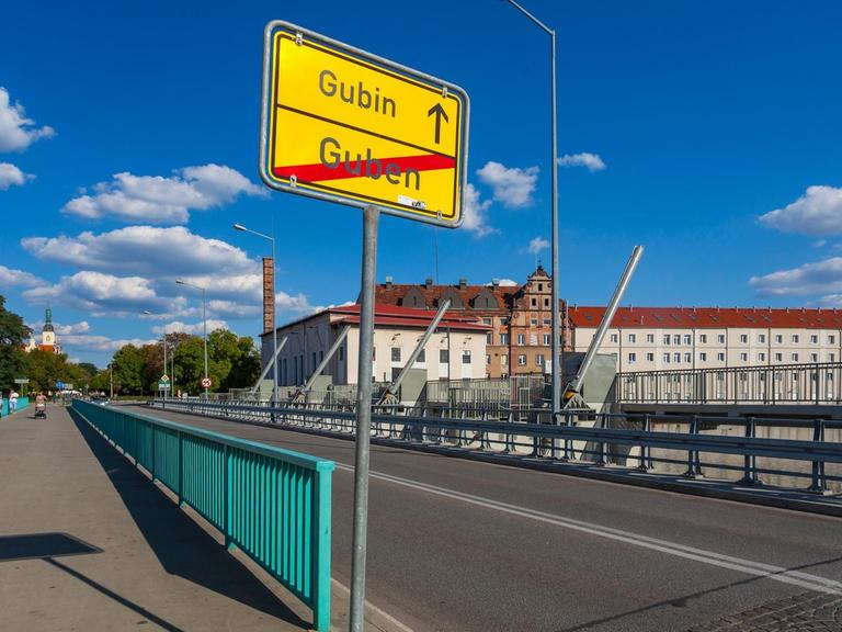 Blick auf den Grenzfluss Neisse zwischen Guben (Deutschland) und Gubin (Polen).