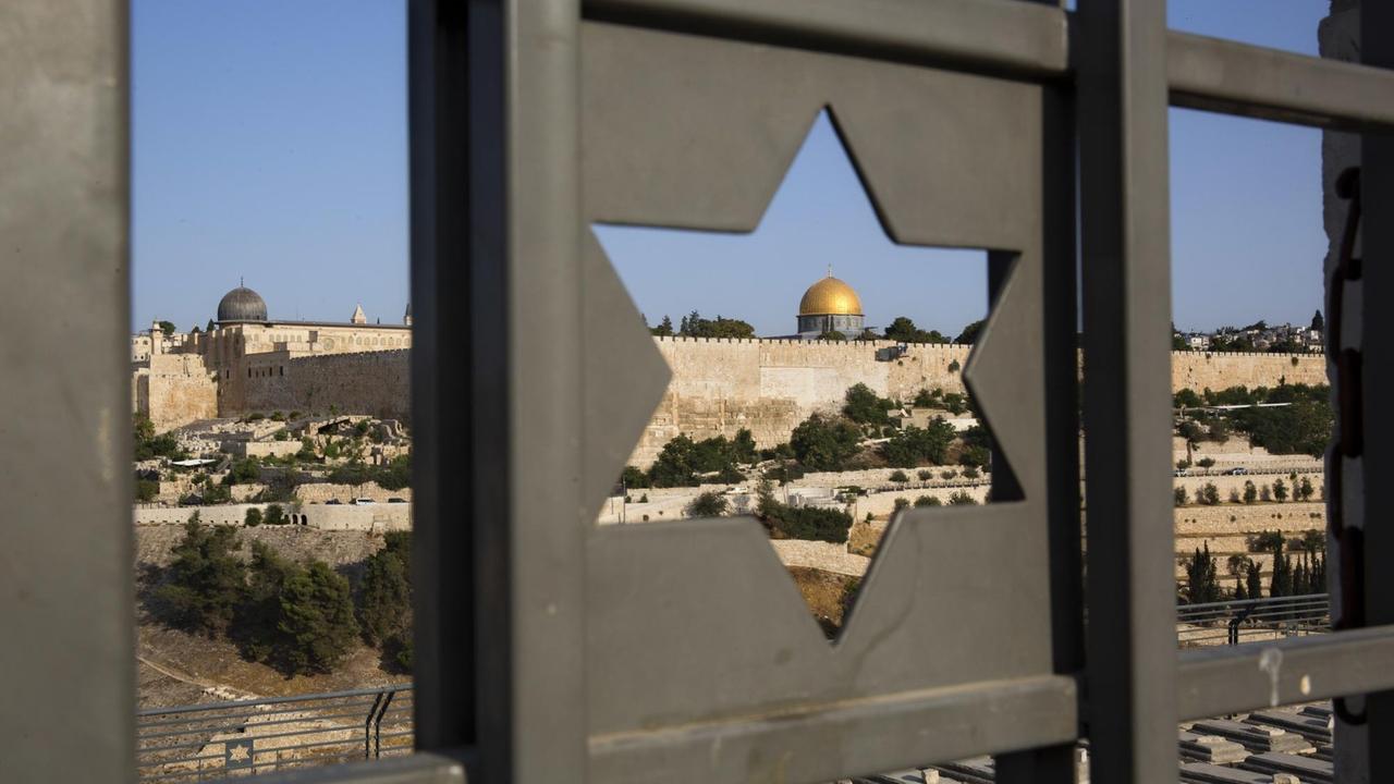 Blick durch eine Tür mit einem Davidstern auf die Altstadt von Jerusalem