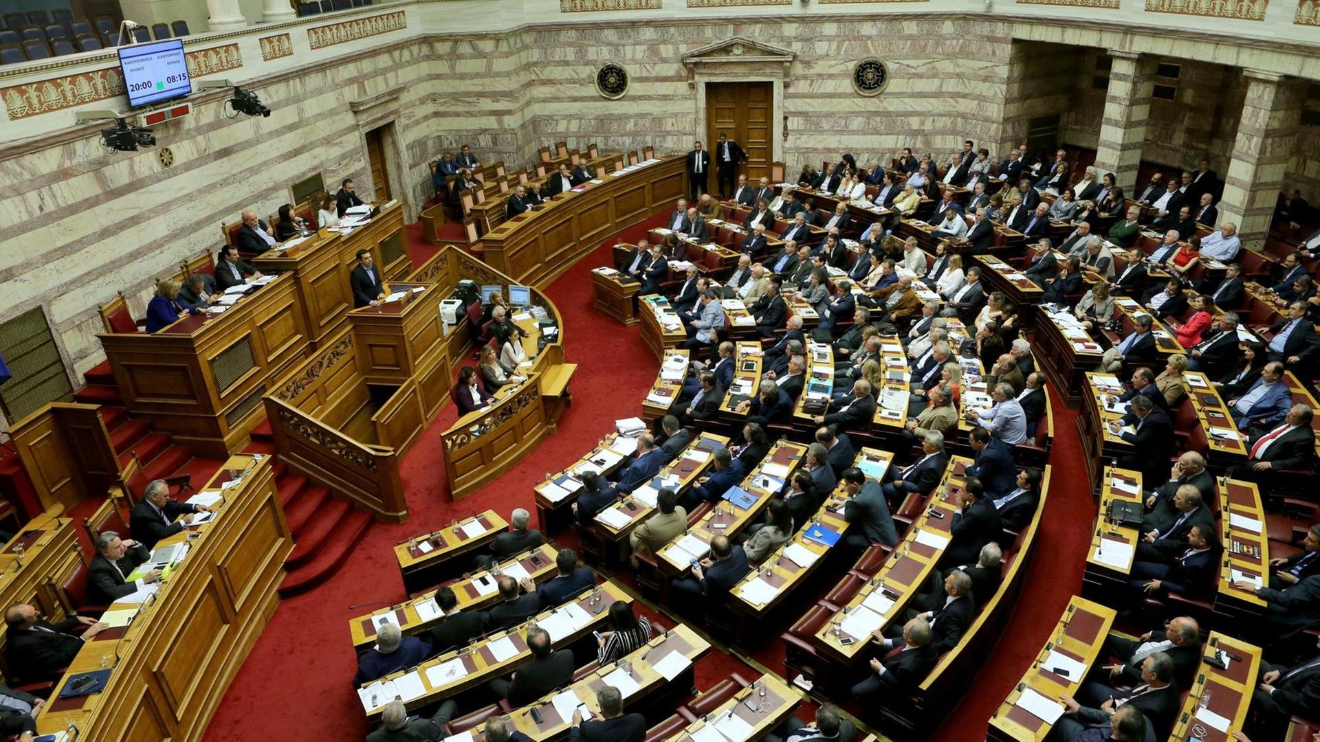 Blick in den Plenarsaal des griechischen Parlaments während der Debatte über die neuen Sparpläne mit Ministerpräsident Alexis Tsipras am Rednerpult.
