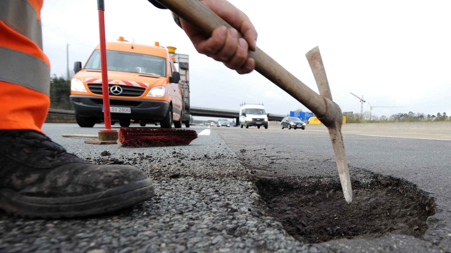 Ein Asphaltschaden wird auf der Autobahn A5 unweit des Frankfurter Kreuzes von der Straßen- und Autobahnmeisterei Frankfurt repariert.