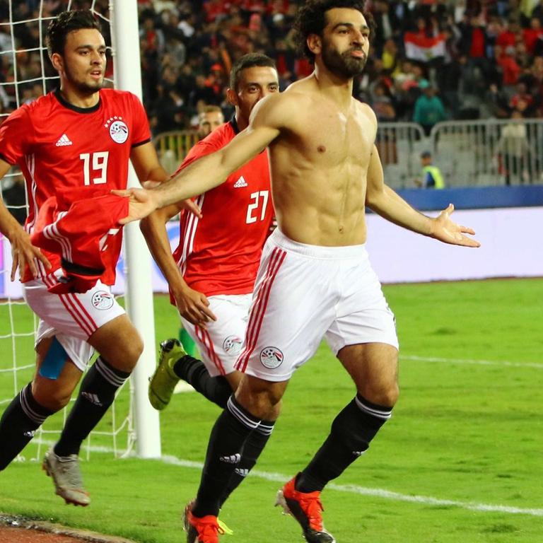 Fußball, Afrika Cup Quali, Ägypten - Tunesien: Mohamed Salah aus dem ägyptischen Team feiert sein Tor im Qualifikationsspiel gegen Tuniesien.