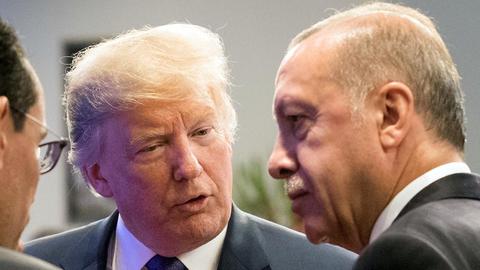 Juli 2018 Nato-Gipfel in Brüssel: US-Präsident Donald Trump (l.) spricht mit dem türkischen Präsidenten Recep Tayyip Erdogan (r.) während eines Arbeitsessens in Brüssel