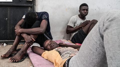 Aufgegriffene Flüchtlinge in Gewahrsam in einem Lager in Zawiyah / Libyen