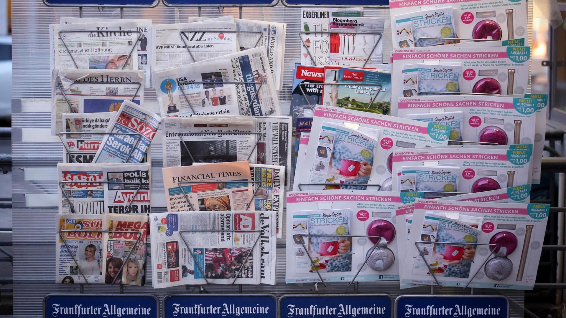 Ein Zeitungskiosk mit zahlreichen Zeitungen.