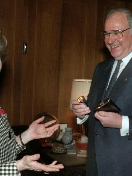Die britische Premierministerin Margaret Thatcher und Bundeskanzler Helmut Kohl begannen am 21.2.1989 im Römer in Frankfurt am Main ihre Beratungen im Rahmen der 19. deutsch-britischen Konsultationen.