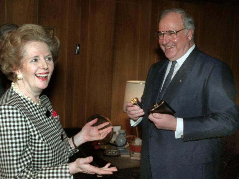 Die britische Premierministerin Margaret Thatcher und Bundeskanzler Helmut Kohl begannen am 21.2.1989 im Römer in Frankfurt am Main ihre Beratungen im Rahmen der 19. deutsch-britischen Konsultationen.
