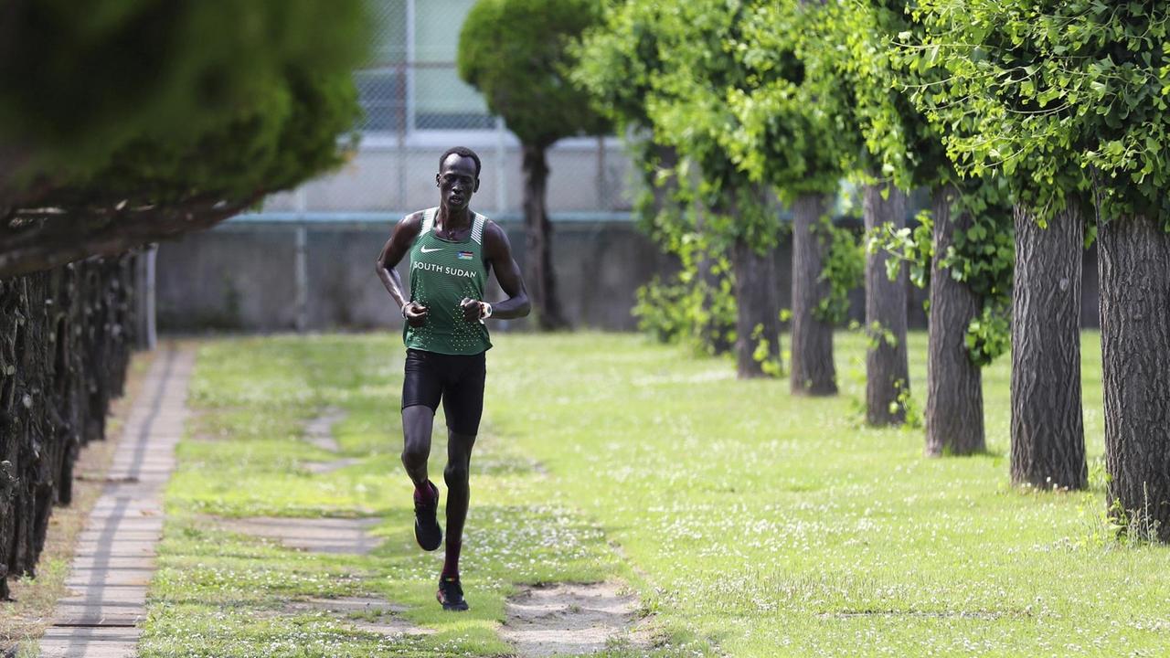 Der südsudanesische Leichtathlet Guem Abraham Majok Matet trainiert in Maebashi.
