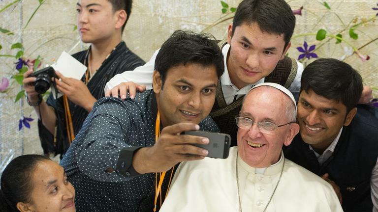 Jugendliche Teilnehmer des asiatischen Jugendtags in Südkorea machen ein "Selfie" mit dem Papst.