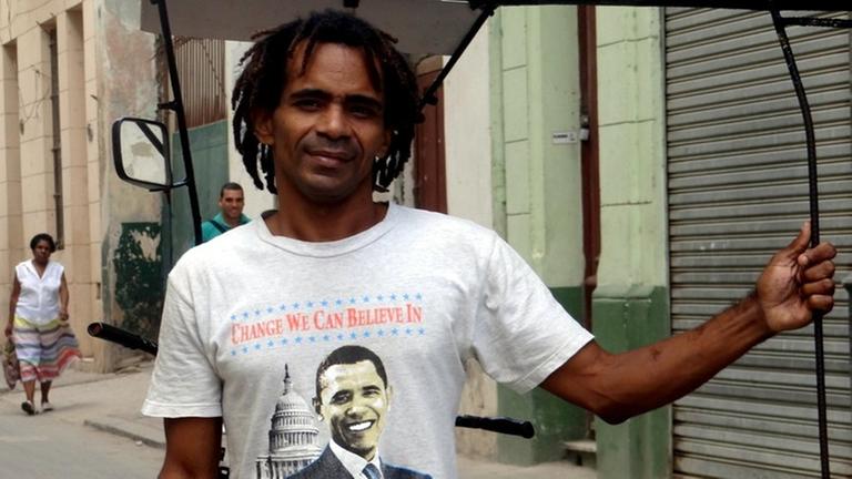 Ein Kubaner mit einem Obama-T-Shirt.