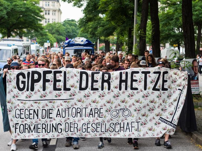 Demonstranten halten am 19.07.2017 in Hamburg ein Banner mit der Aufschrift "Gipfel der Hetze - gegen die autoritäre Formierung der Gesellschaft" in den Händen.