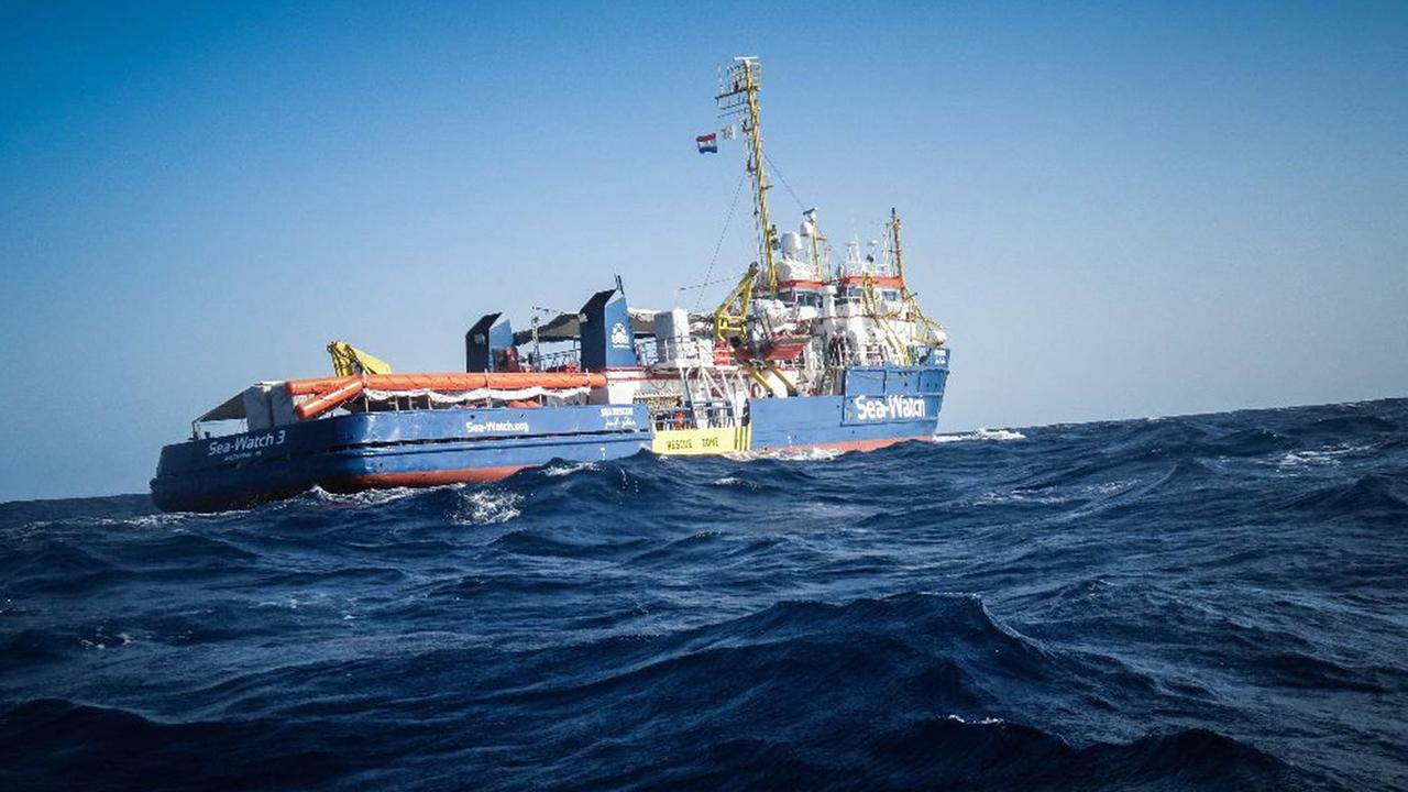 Auf dem Mittelmeer ist das Rettungsboot "Sea-Watch 3" zu sehen.