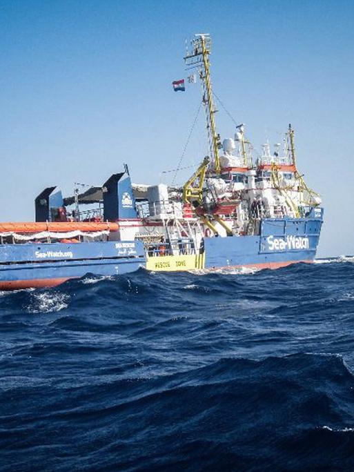 Auf dem Mittelmeer ist das Rettungsboot "Sea-Watch 3" zu sehen.