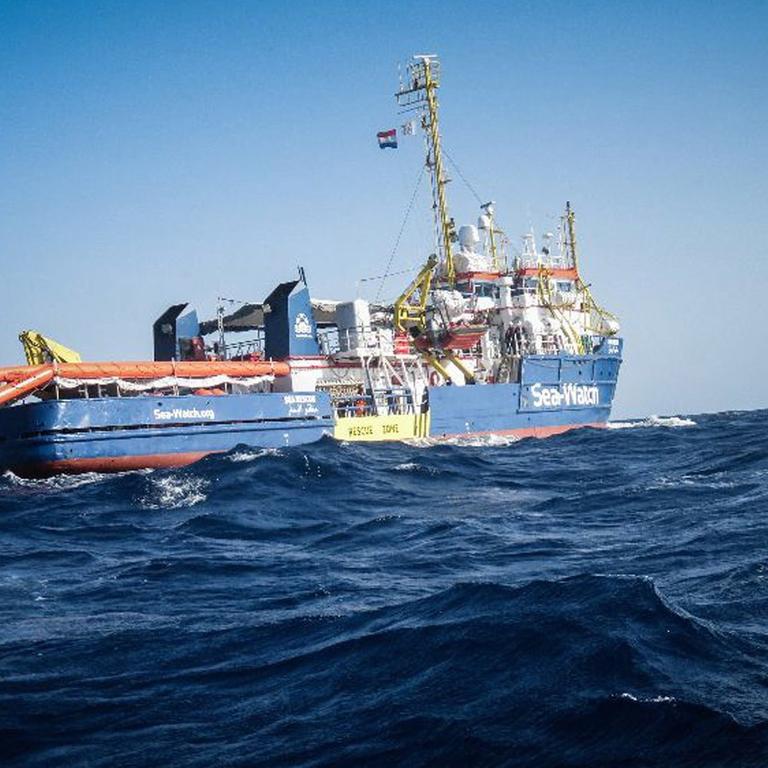 Auf dem Mittelmeer ist das Rettungsboot "Sea-Watch 3" zu sehen. 