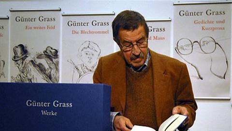Günter Grass blättert in seiner Werksausgabe.