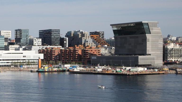 Das Opernhaus von Oslo und rechts das neue Munch-Museum