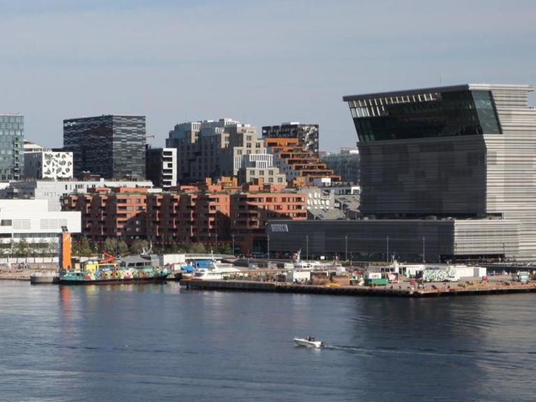 Das Opernhaus von Oslo und rechts das neue Munch-Museum
