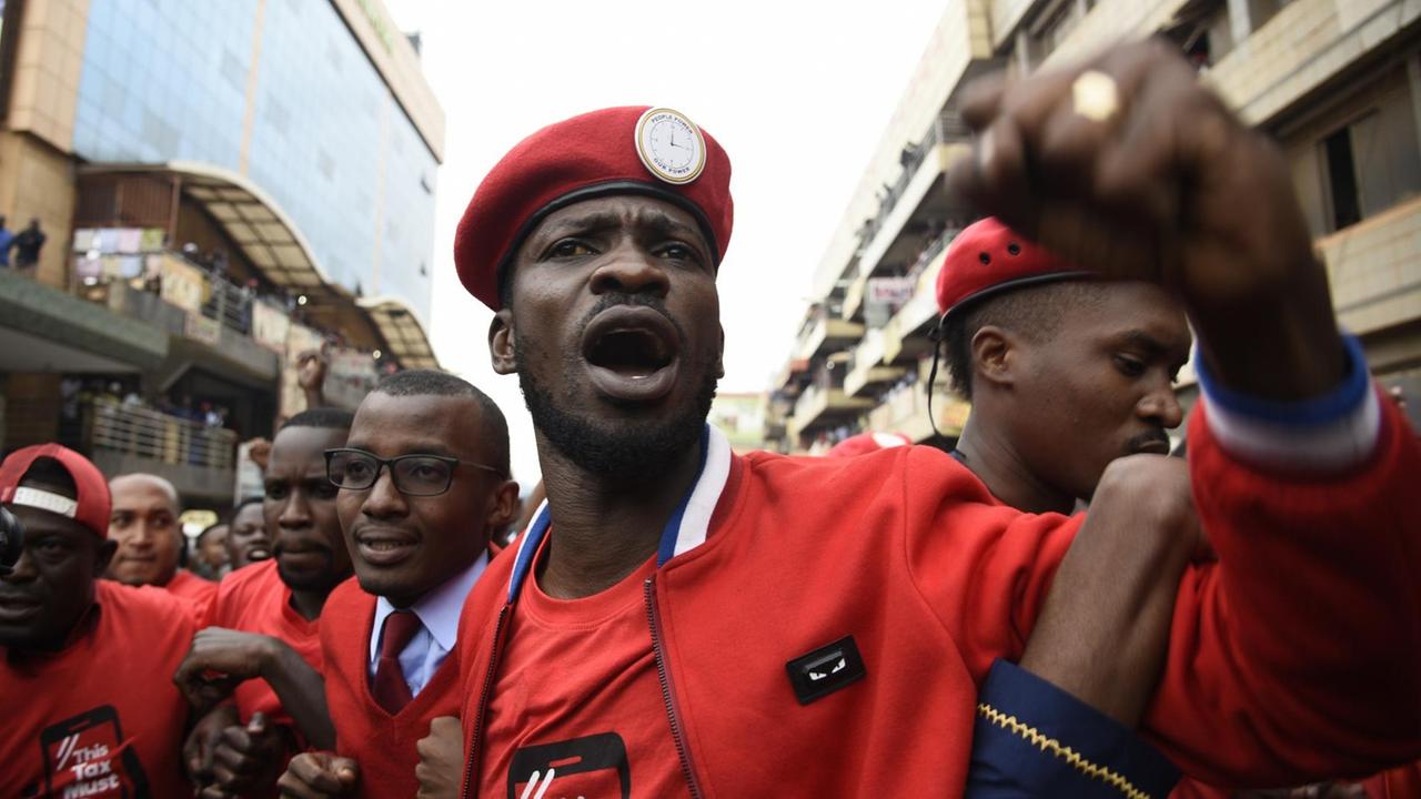 Bobi Wine bei einer Demonstration in Kampala.