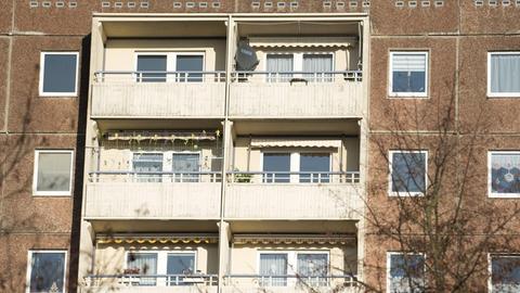 Blick auf eine Fassade einer Plattenbausiedlung