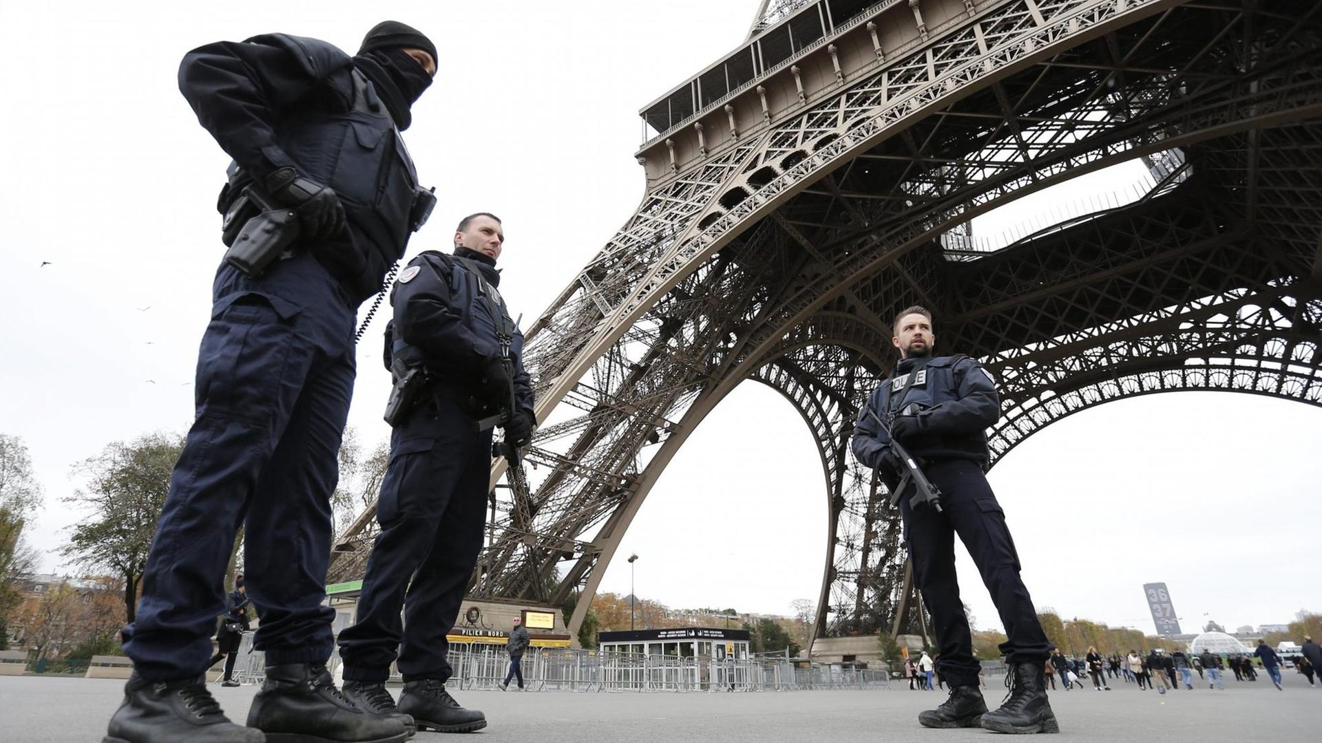 Nach den Terroranschlägen in Paris patrouillieren Polizisten am Eiffelturm