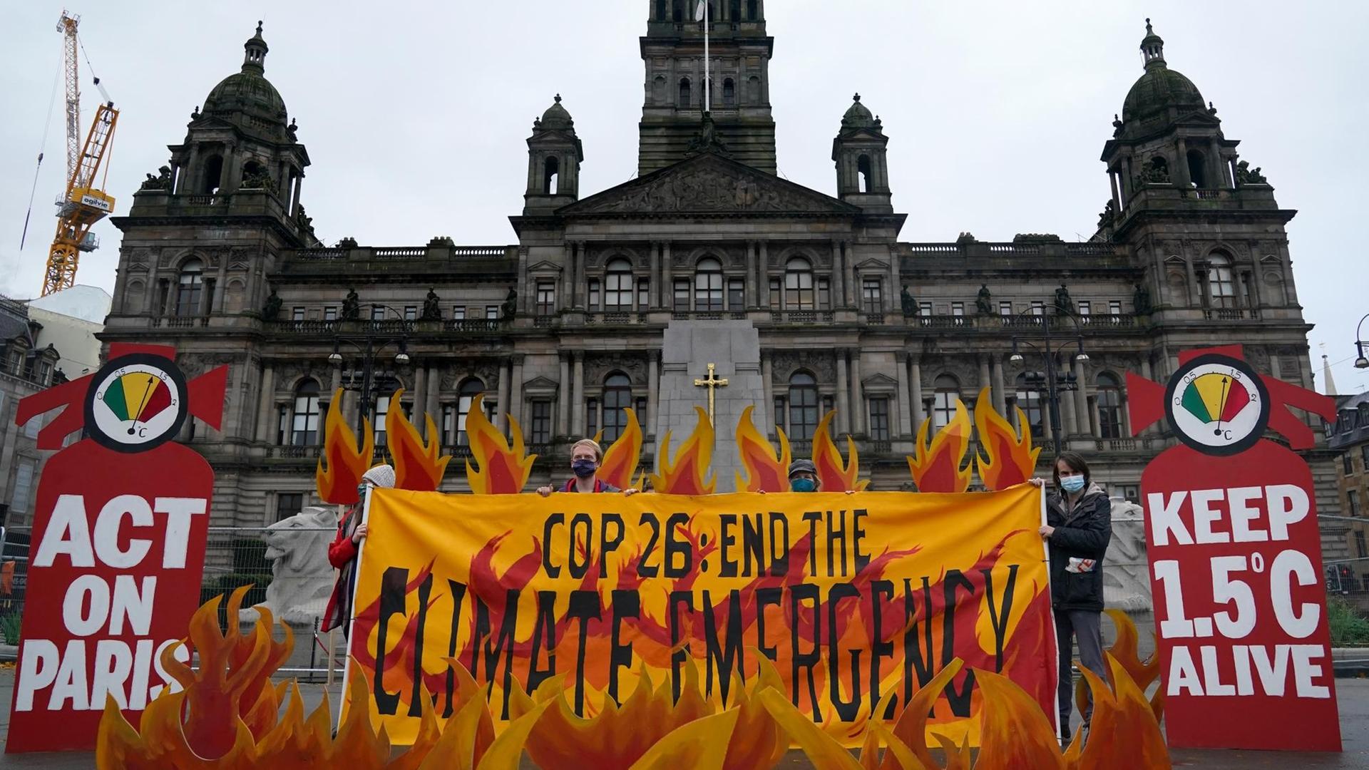 Klimaaktivisten mit einem Banner zum Klimagipfel Cop26 in Glasgow