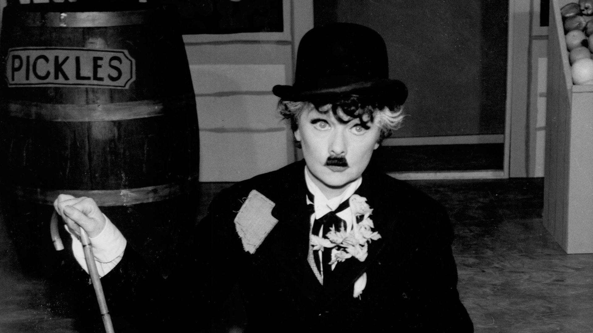 Die US-Schauspielerin und Fernsehkomikerin Lucille Ball (1911 - 1989) als Charlie Chaplin