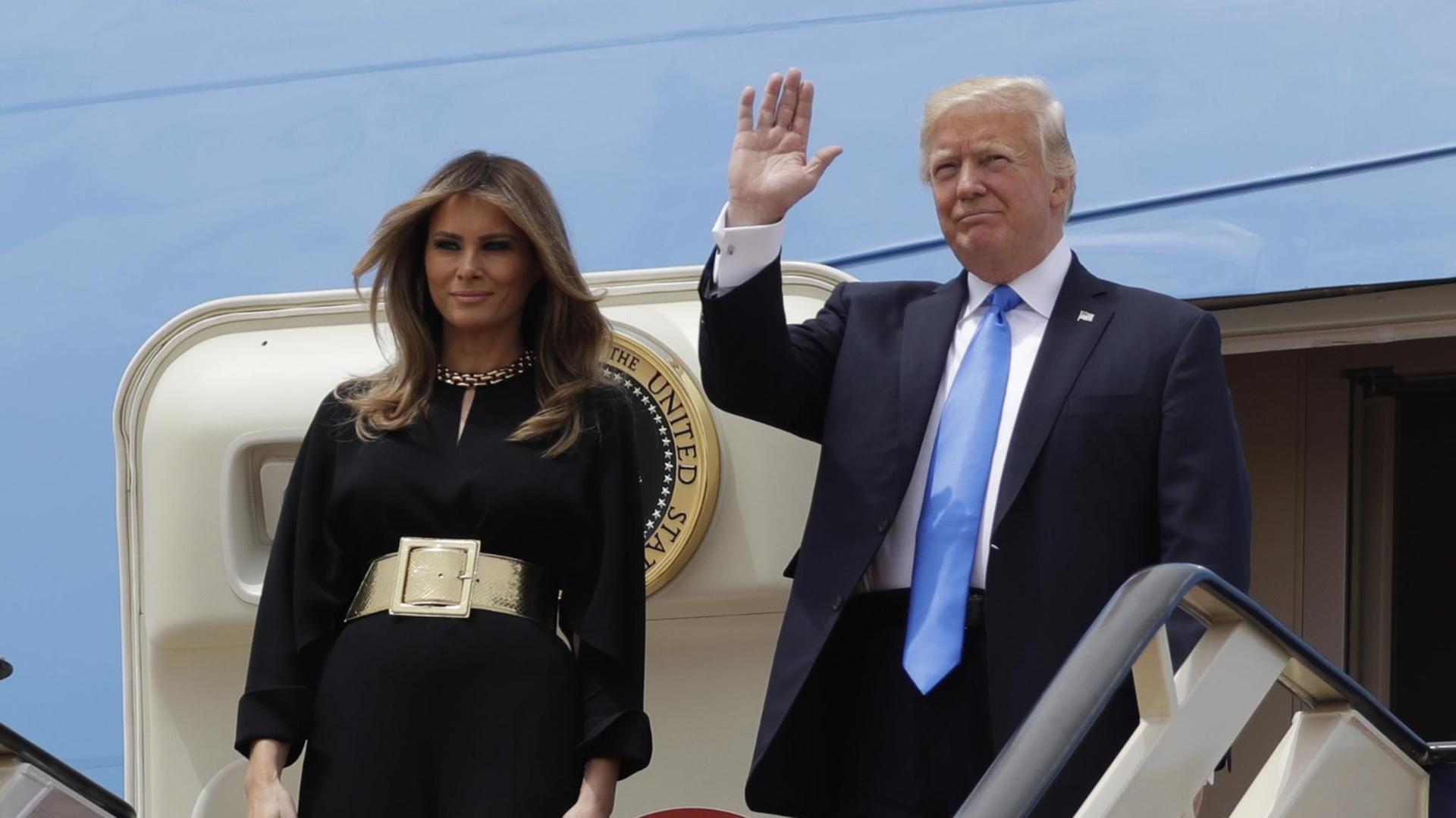 US-Präsident Donald Trump und First Lady Melania Trump verlassen am 20.05.2017 am King Khalid International Airport in Riad (Saudi-Arabien) die Air Force One.