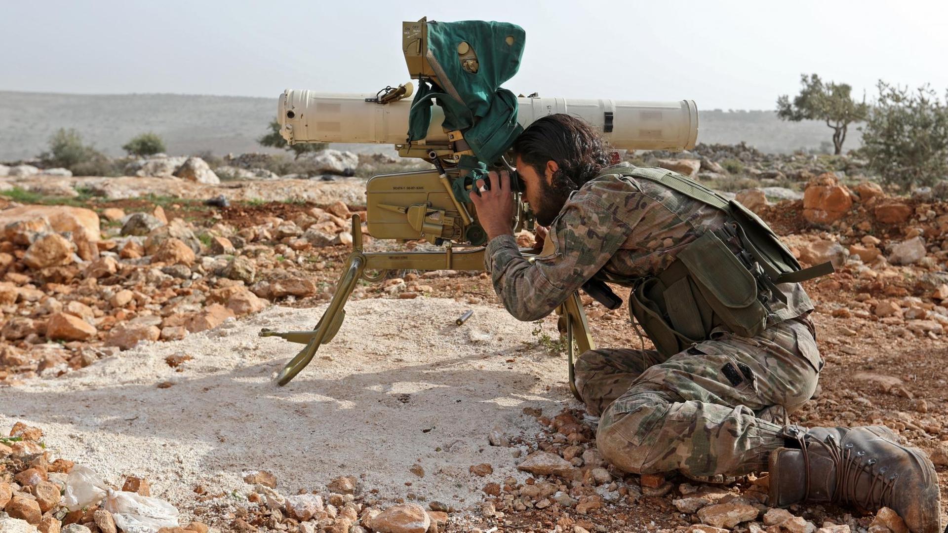 Ein Kämpfer einer pro-türkischen Miliz beobachtet das Kampfgebiet im Norden Syriens.